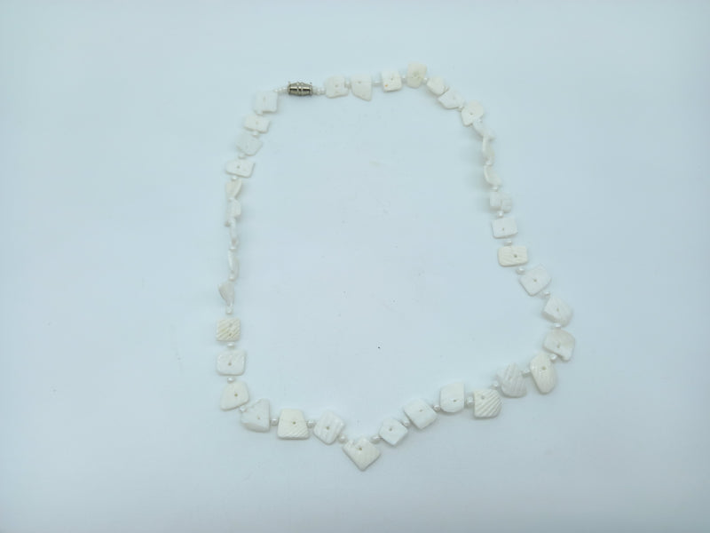 collar veraniego blanco conchas planas