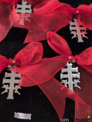 lazo rojo para carro con cruz de caravaca en acero (5cm)