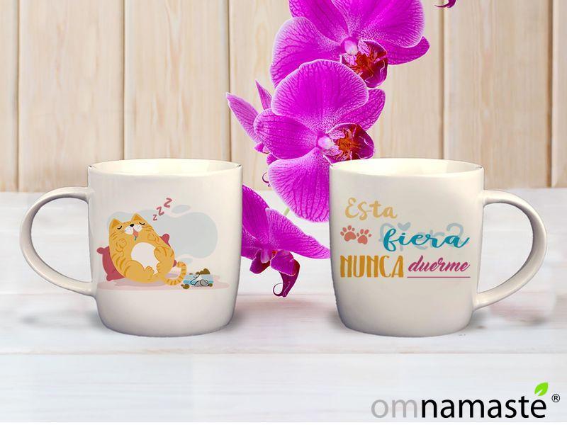 Taza cerámica con mensaje "Esta fiera nunca duerme"