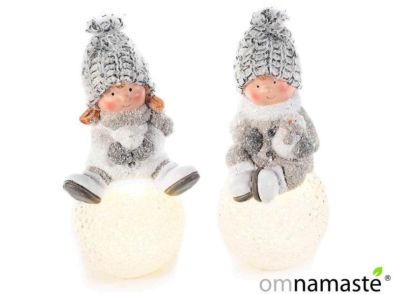 Niño de cerámica en Bola de Nieve con Luz led y Sombrero